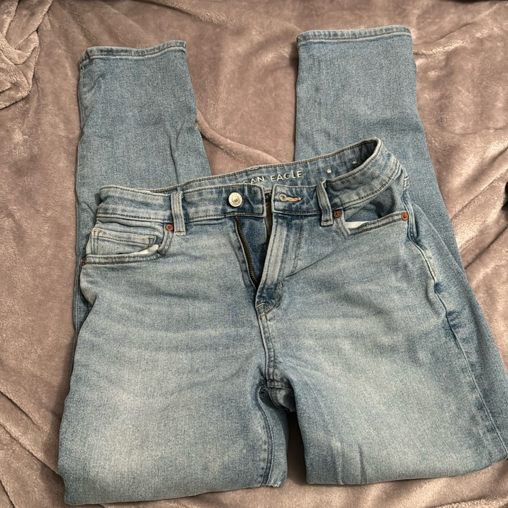 American Eagle women’s mom jeans size 4 regular light wash